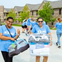 Alumnae volunteer at Move-In